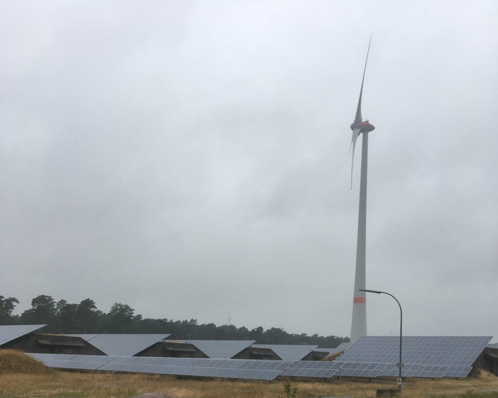 PV-Anlage und Windturbine im Bioenergiepark Saerbeck